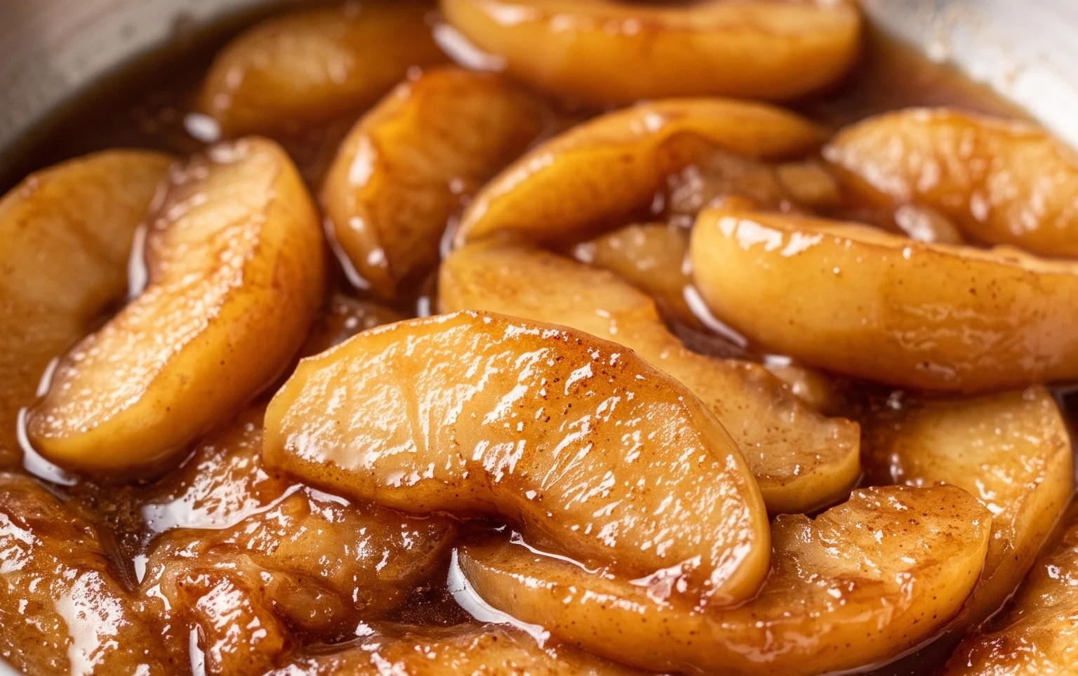 Einfache geschmorte Äpfel: Warmer Genuss & schnelles Dessert